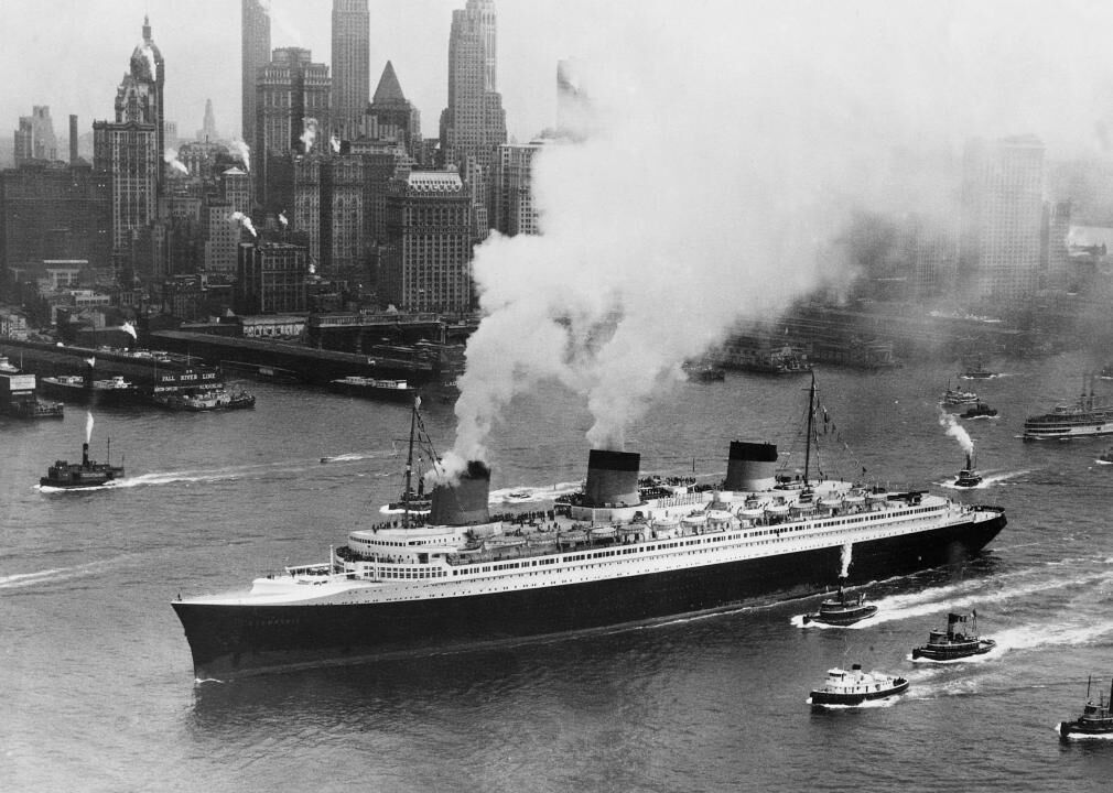 1942: SS Normandie burns
